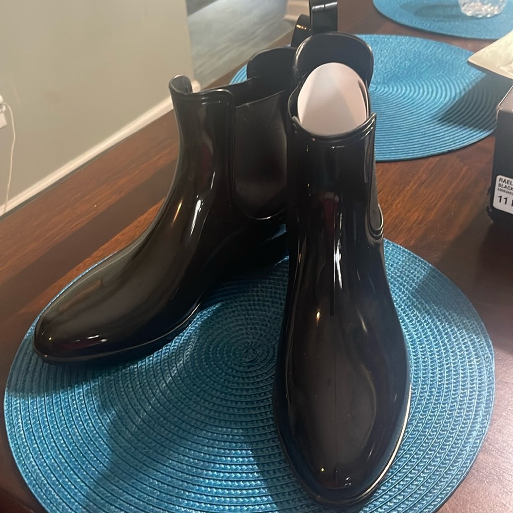 BLACK BRAND NEW RAINBOOTS